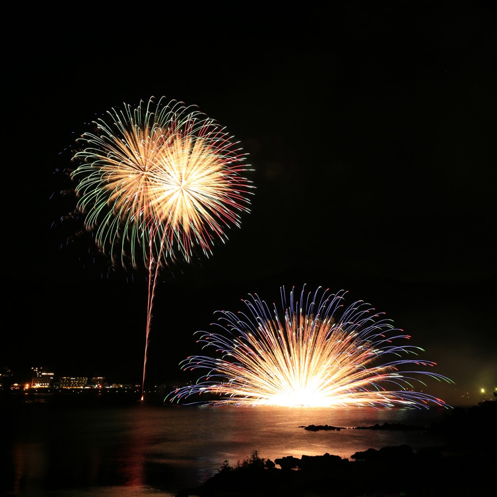 湖上祭の名物、湖に半円を描く孔雀花火